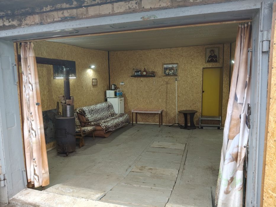 Продам гараж  остановка "Шахтопроходка"