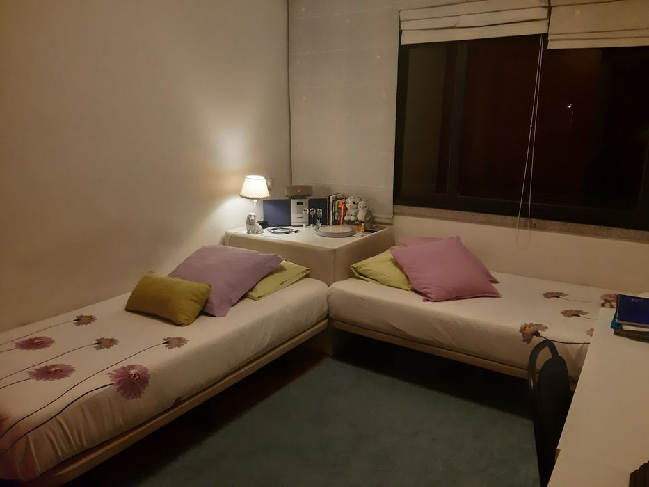 Quarto de criança - juvenil - cama - secretária - cômoda