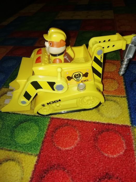 Psi Patrol - piesek Rubble w pojeździe