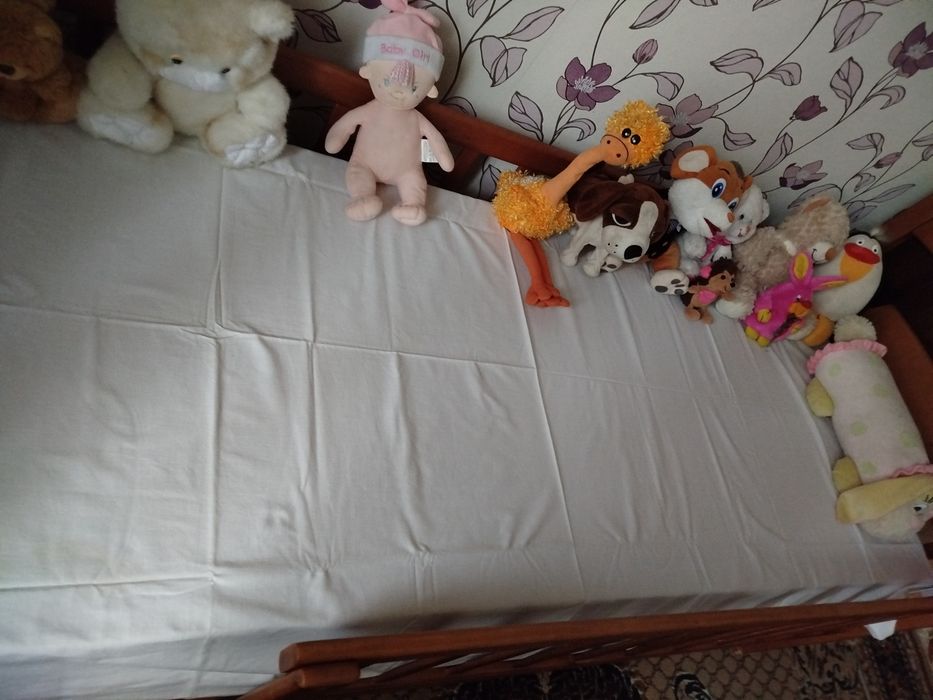 Нове дерев'яне односпальне ліжко