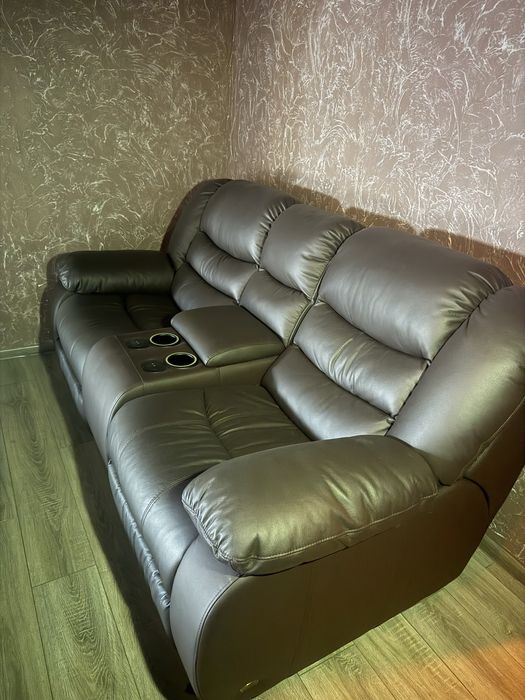 Шкіряний диван -реклайнер електропривід