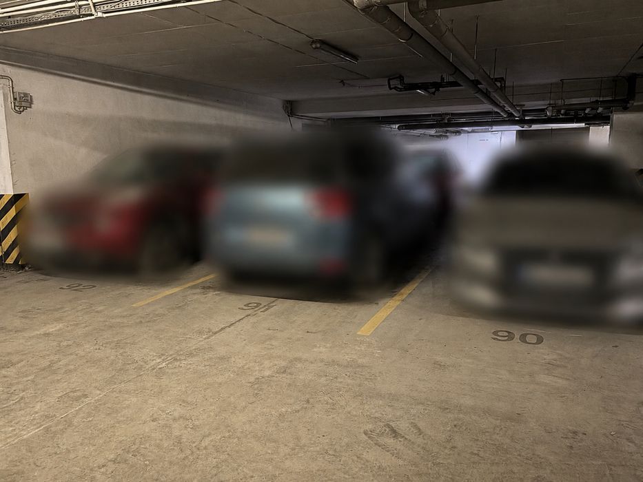 Bezpieczne i wygodne miejsce postojowe w garażu podziemnym przy ulicy Komorskiej 11/15