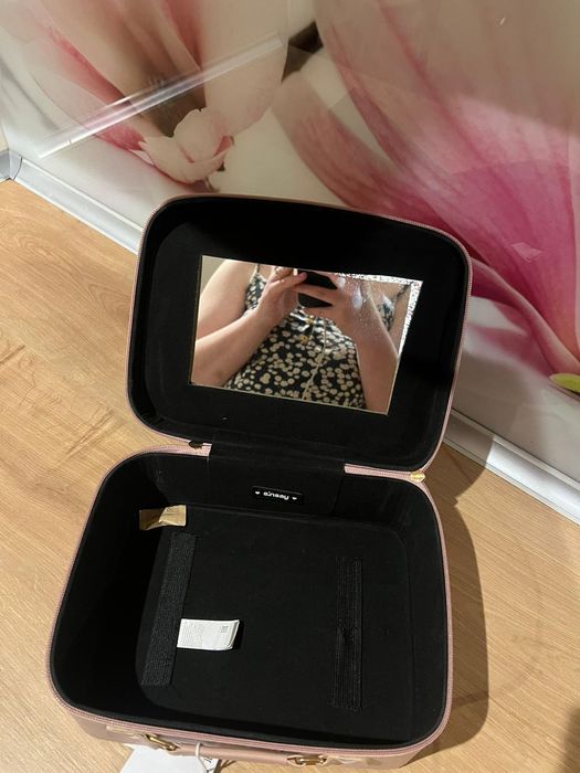 Kuferek na kosmetyki z lusterkiem Sinsay nowy z metką