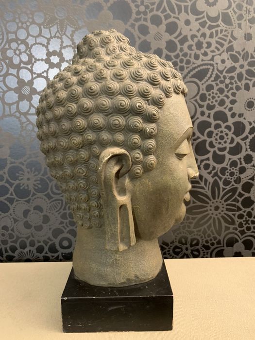 Buda decorativo em gesso e madeira
