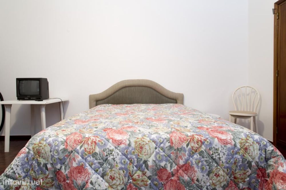 Quarto - localizado em Algés Lisbon