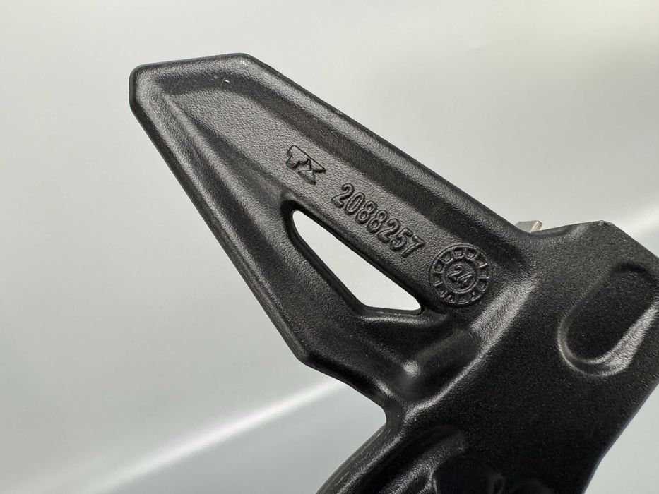 Podnóżek pasażera prawy Triumph Street Triple 765 RS 2024 ROK