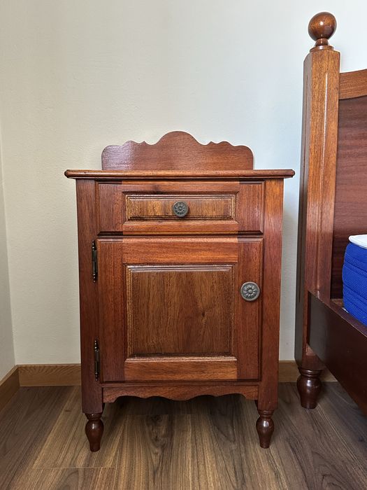 Cama de casal em madeira maciça + 2 mesas de cabeceira + colchão