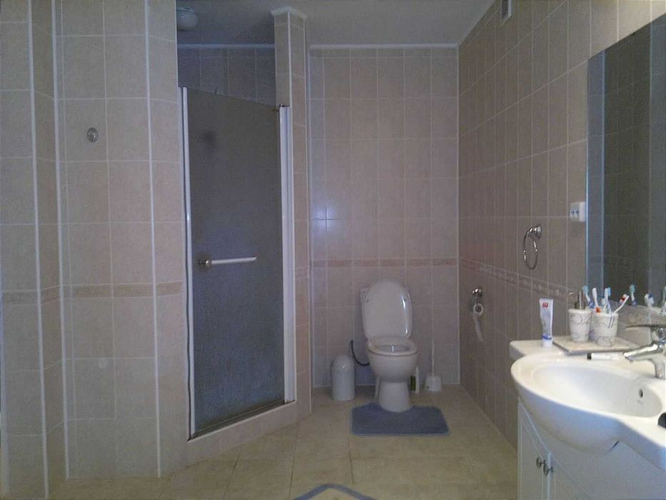 Продаж будинку в мальовничому місці біля водойми