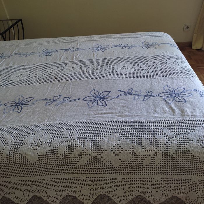 Duas colchas em linho, crochê e bordado (tom azul e tom rosa)