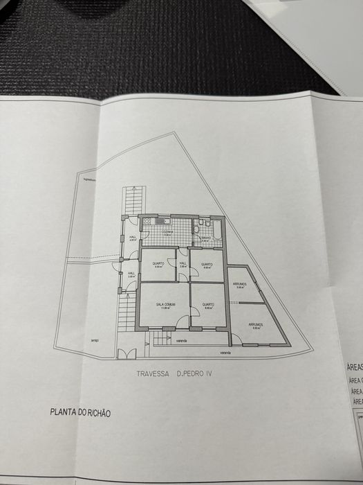 Moradia 4 Frentes à Estrada D. Miguel