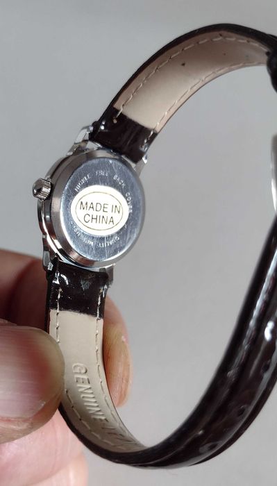 Пара часов Geneva в оригинальной упаковке.