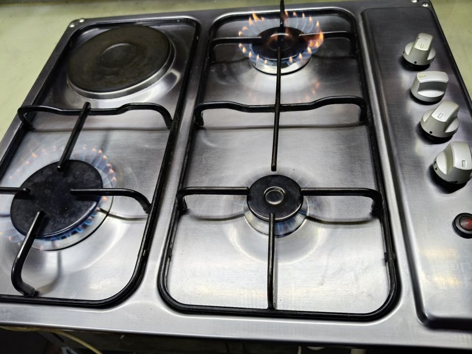 Vendo esta placa de gás com 3 bicos de gás e um elétrico com isqueiro eletrônico