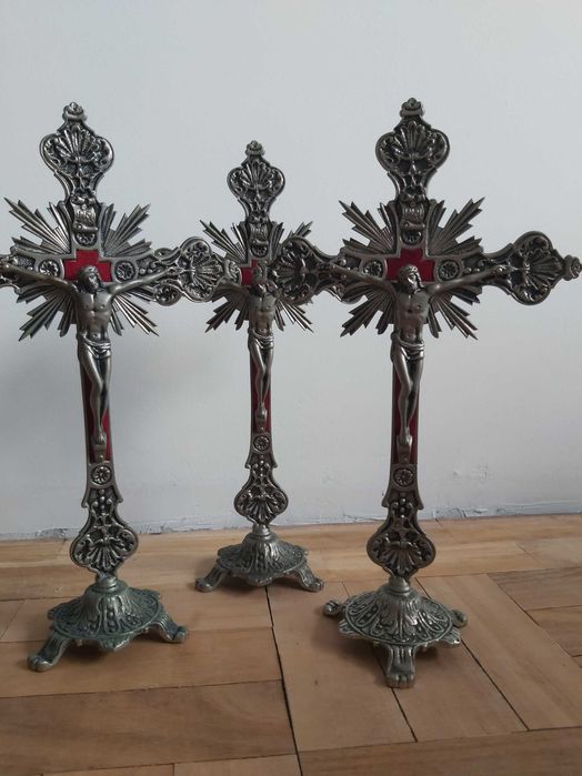 Três(3) Estátuas Crucifixo de metal. Peças muito antigas.