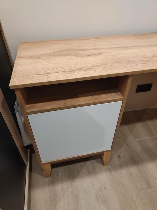 Biurko Jyskb 130 cm * 52 cm wys 81cm