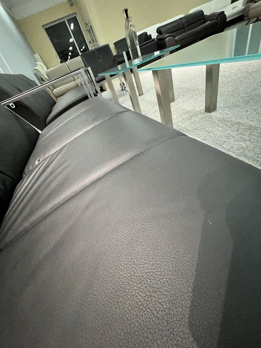 Офіс два крісла два дивани шкіряні два скляні столики