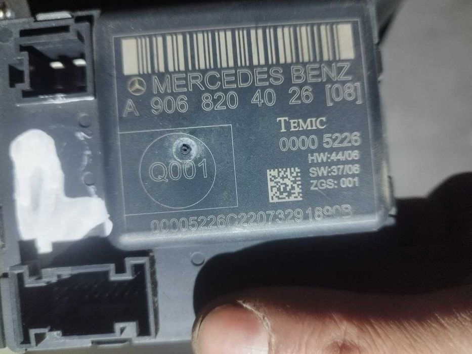 Блок керування дверки (комфорту) Mercedes Sprinter 906 820 40 26