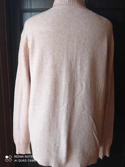 Ładny beżowy, duży, rozpinany damski sweterek z długim rękawem. M/L
