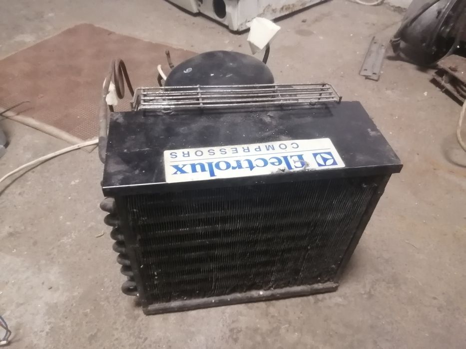 Компресор промисловї холодильних вітрини.