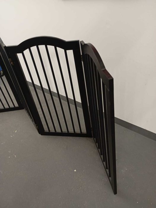 Barierka na drzwi, kominek, schody