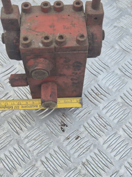 Rozdzielacz hydrauliczny dwusekcyjny