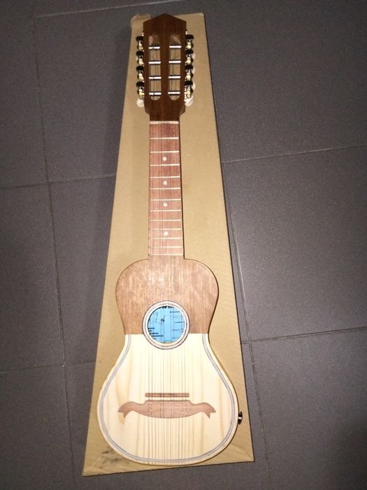 Cavaquinho de 8 cordas elétrico