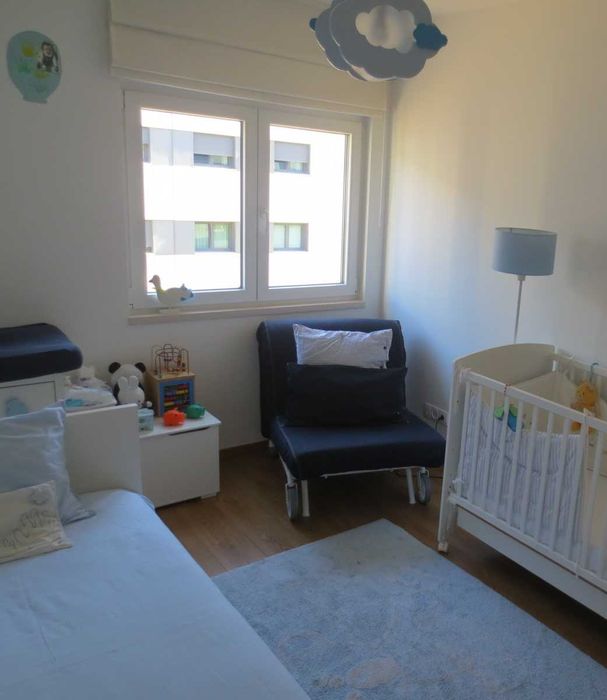 Cama solteiro, poltrona e candeeiro