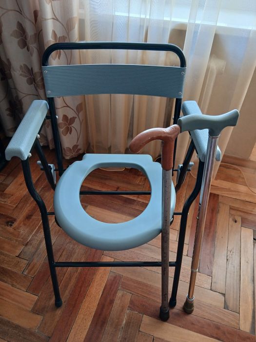 Крісло-стілець з санітарним оснащенням нерегулюване за висотою.