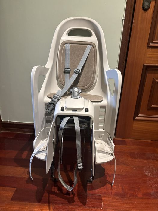 Porta-criança para fixação no porta-bagagem Groove