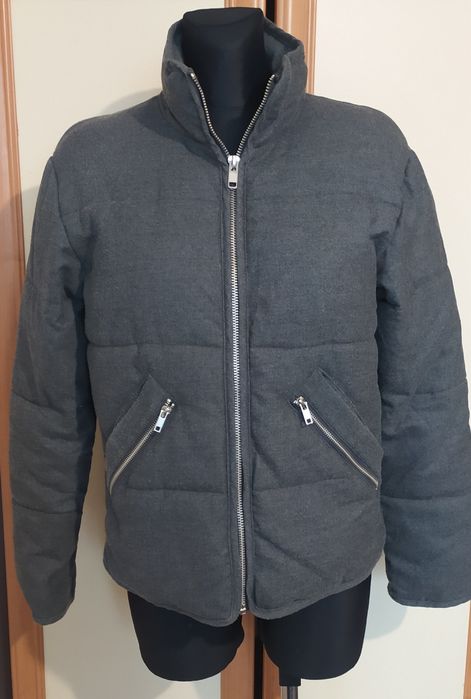 Krótka ocieplana, puchowa kurtka damska marki Weekday