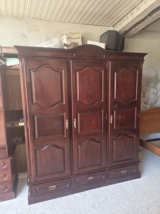 Roupeiro madeira maciça impecável (entreta e montagem incluída)