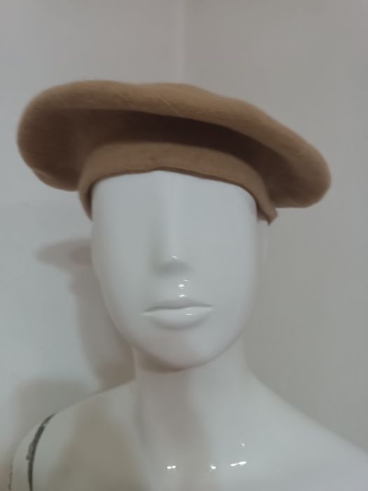 Klasyczny beret wełniany w kolorze karmelowym / beżowym