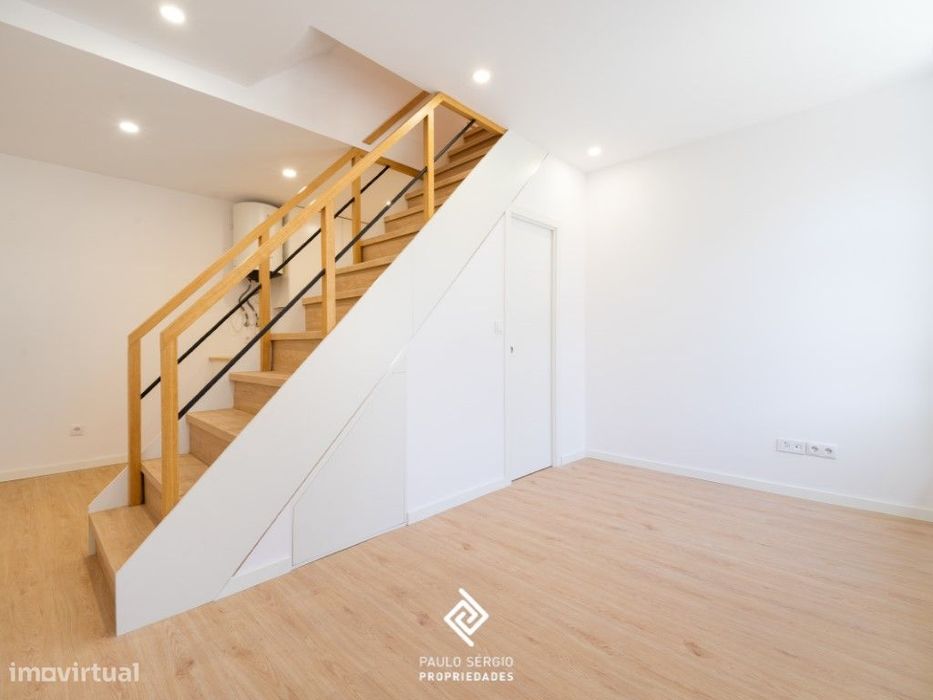 Moradia T1+1 Duplex com terraço totalmente remodelada em Vila Nova ...