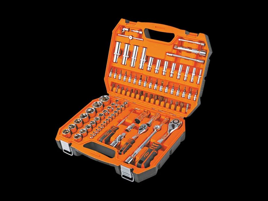 Zestaw nasadek i akcesoriów 94 sztuk z grzechotkami 1/4” i 1/2”