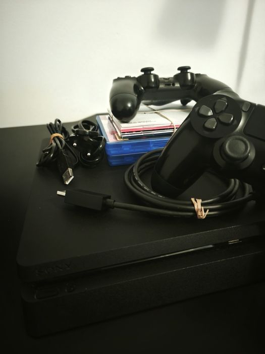 PS4 Slim 1TB,  2 comandos, 2 jogos