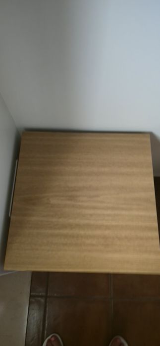 Mesa com 3 gavetas com 2 mazelas nas gavetas