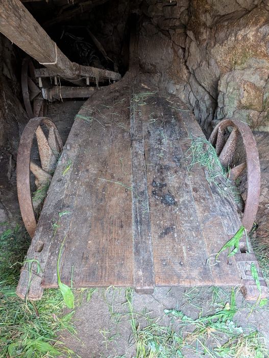 Carros de bois com rodas em ferro