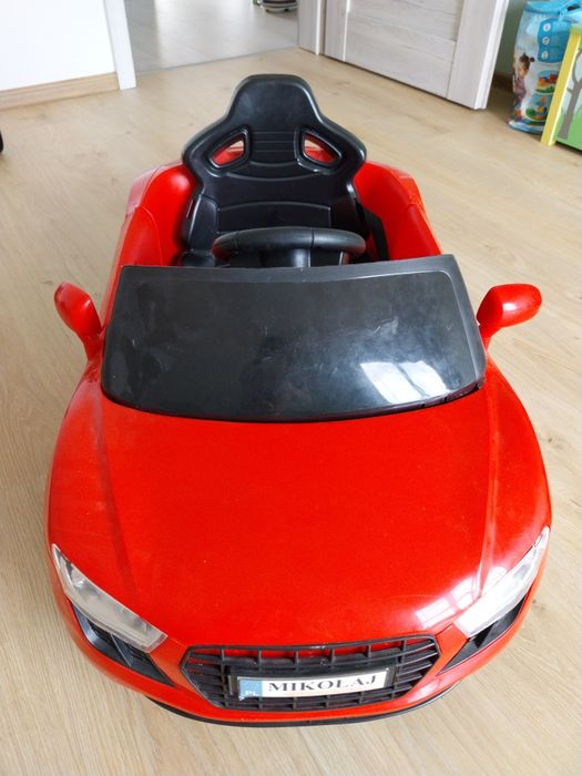 Czerwone auto na akumulator