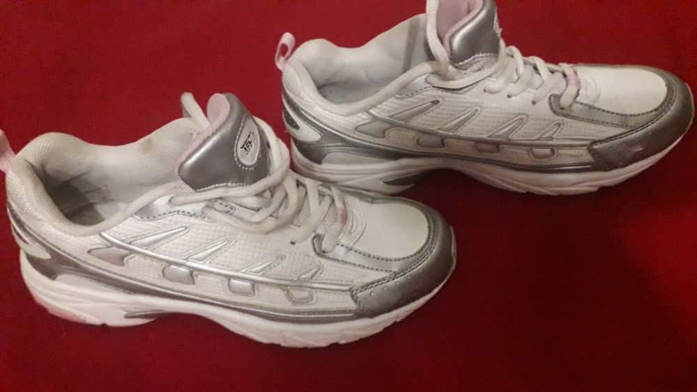 кросівки жіночі 39 розмір