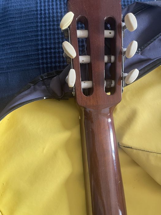 1 guitarra clássica YAMAHA CG 100A