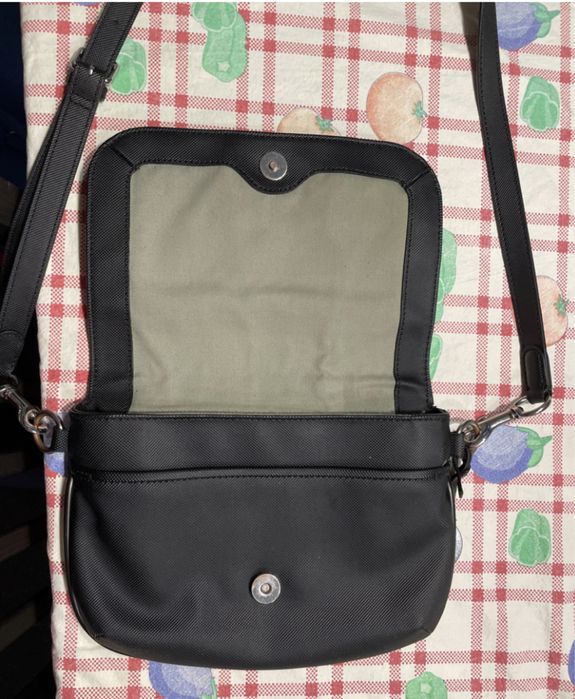 Bag shoulder da Lacoste de 2014,usada e com alguns sinais de desgaste.