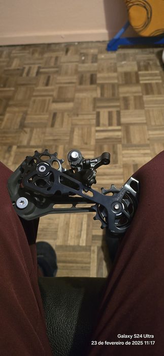 Desviador traseiro Shimano Deore de 11 velocida-
des, gaiola longa SGS