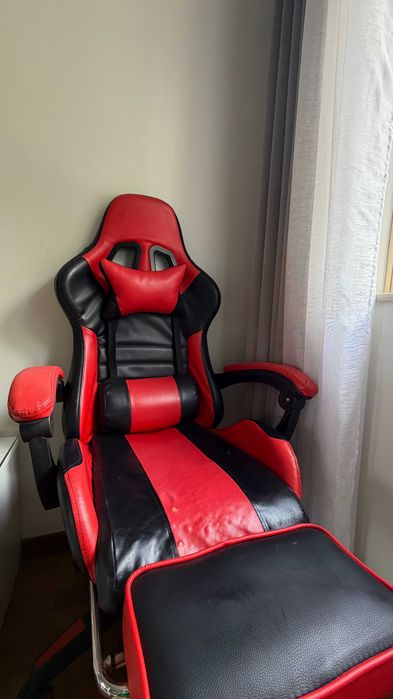 Cadeira Gaming preta e vermelha, ideal para gaming, estudar ou trabalhar.