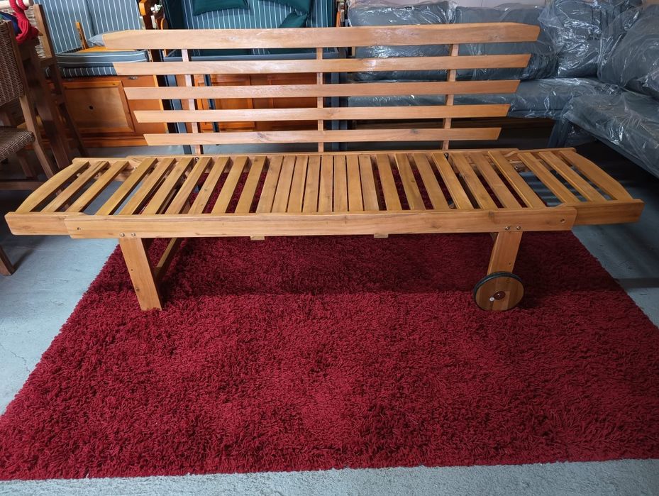 Drewniana, rozkładana ławka ogrodowa ze stolikiem. Sofa na taras