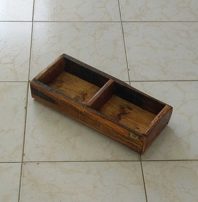 Caixa de Apoio de Peças, com 2 Compartimentos, em Antigo Antigo Armazém. RESTAURADA!