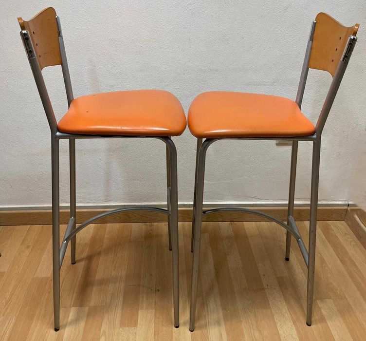 Nove cadeiras de bar altas com um design de meados do século,