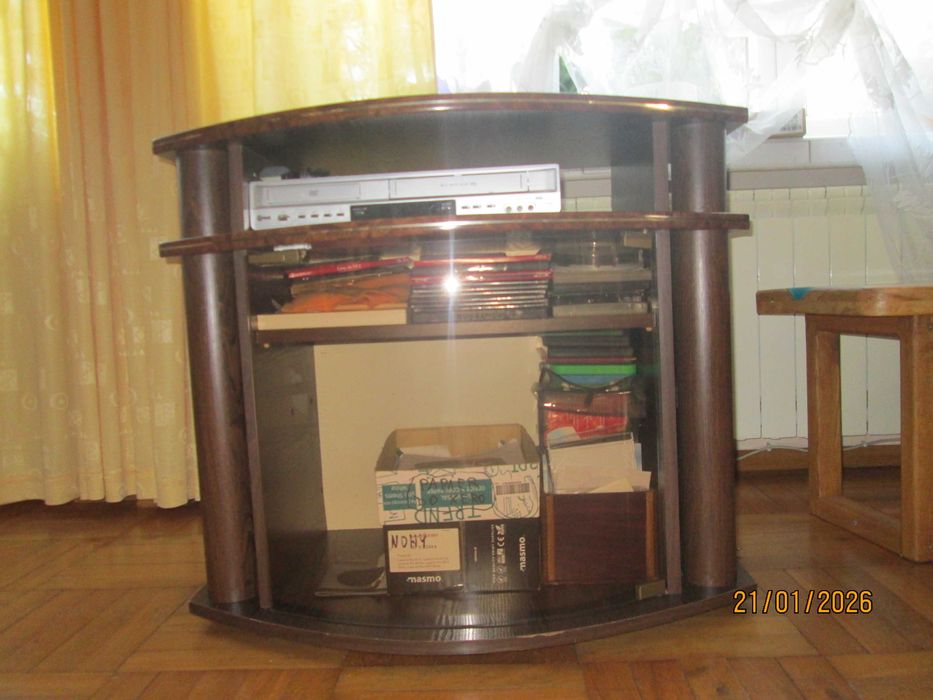 stolik pod telewizor oraz przeszklona witryna