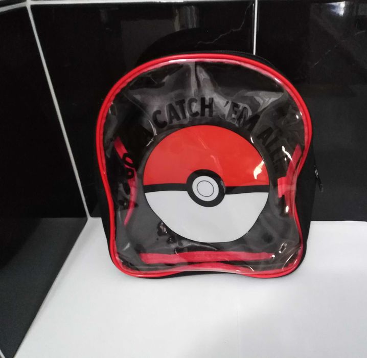 Mochila pequena transparente do Pokémon  "CATCH 'EM ALL!".