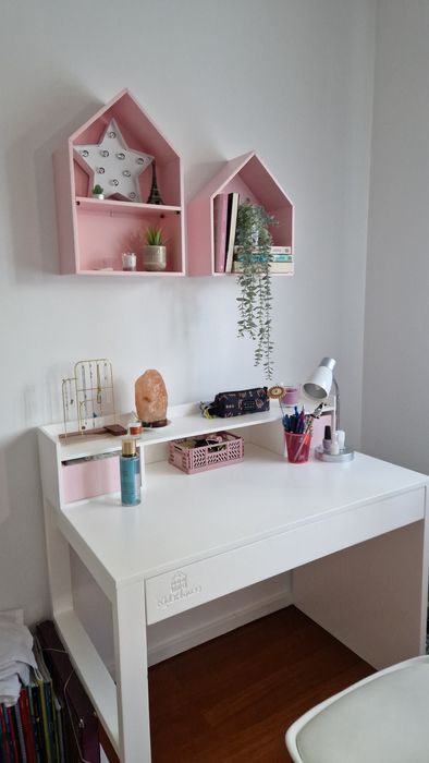 Secretária + cadeira e decoração de parede