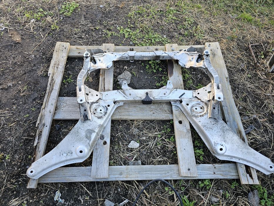 Bmw  m3   s65b40  s65b40a  v8 e90 e92 e93 m3 sanki Belka silnika