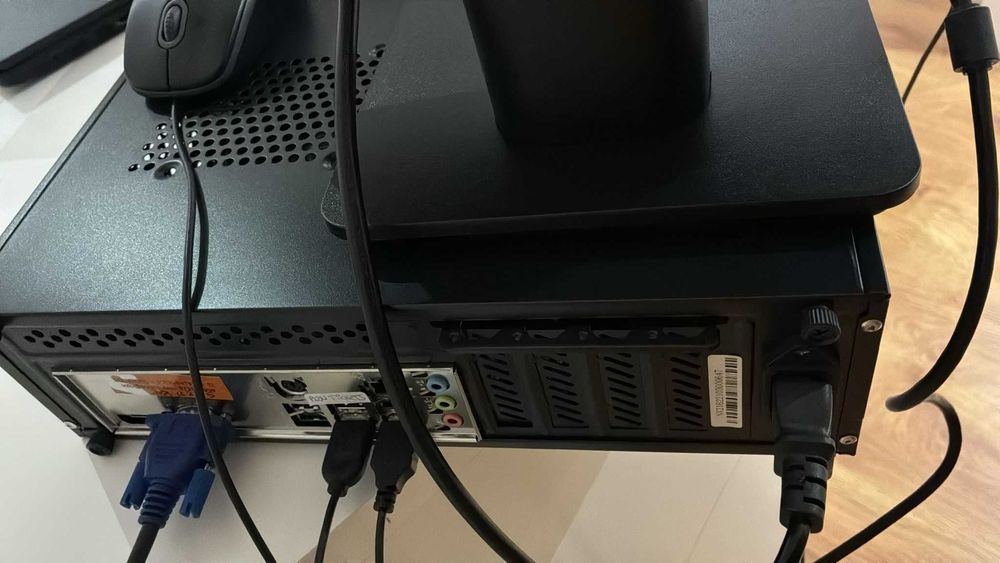 Computador de secretária processador i3 3.7GHz 8GB RAM disco de 500Gb